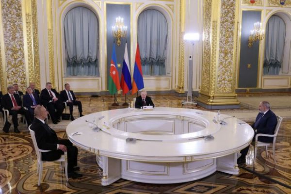 Ρωσία: Πασινινιάν και Αλίεφ μιλούν για πρόοδο παρότι τσακώθηκαν μπροστά στον Πούτιν