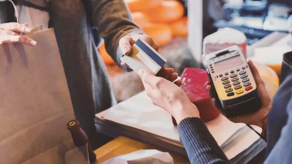 Πώς πληρώνουν οι Ελληνες καθημερινές αγορές και λογαριασμούς