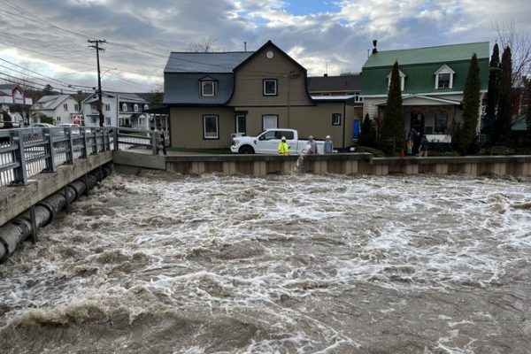 Καναδάς: Εντοπίστηκαν τα πτώματα 2 πυροσβεστών μετά τις πλημμύρες στο Κεμπέκ