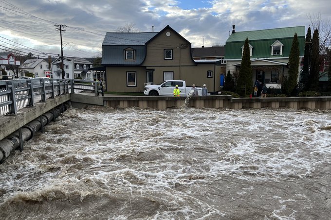 Καναδάς: Εντοπίστηκαν τα πτώματα 2 πυροσβεστών μετά τις πλημμύρες στο Κεμπέκ
