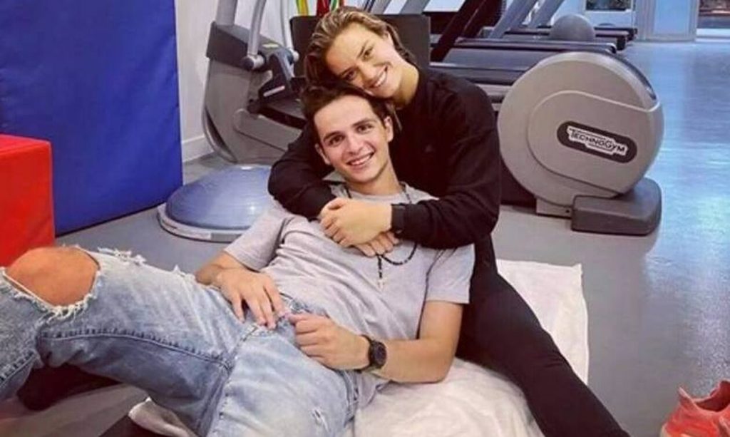 Βόλτα με φίλους για τη Μαρία Σάκκαρη και τον Κωνσταντίνο Μητσοτάκη