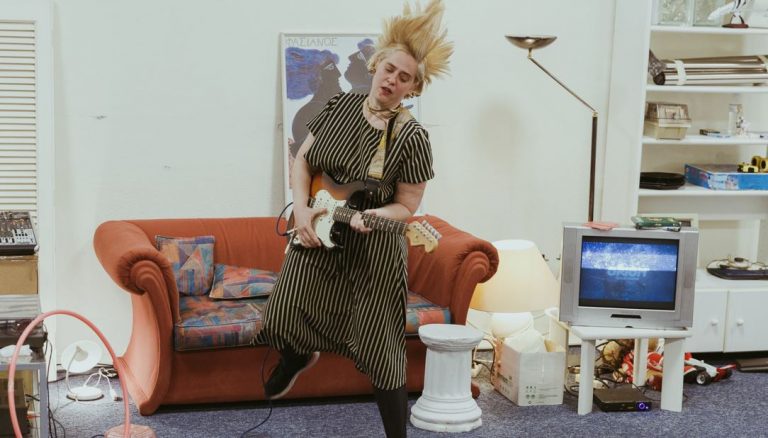 Μέσα στο ντελίριο της μεταμεσονύκτιας παράστασης «Nostalgia Generation»