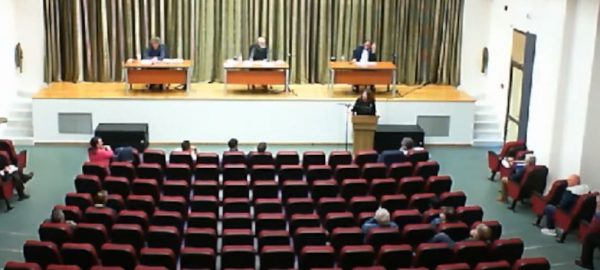 Χαμός στο δημοτικό συμβούλιο Σερβίων