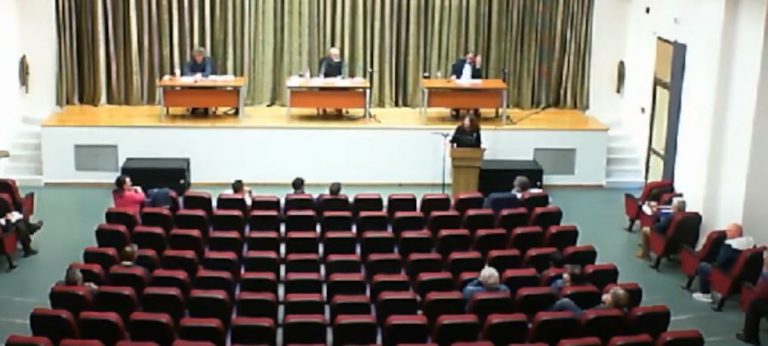 Χαμός στο δημοτικό συμβούλιο Σερβίων