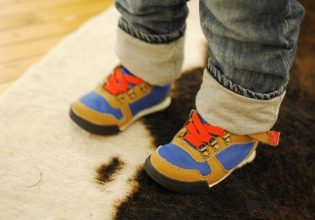 «Ανέβηκε στα κάγκελα, ένα λεπτό είχα μπει στο σπίτι» – Τι λέει η γιαγιά του αγοριού που έπεσε από το μπαλκόνι