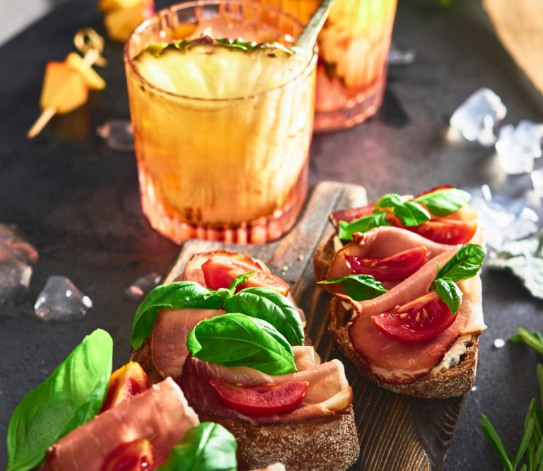 Πέντε γευστικές συνταγές για να συνοδεύσετε τα κοκτέιλ σας