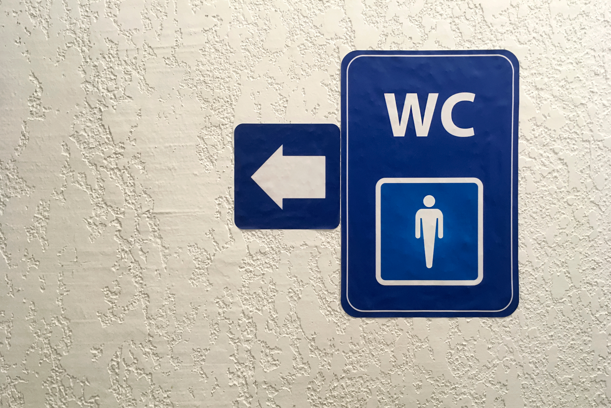 Δεν πάει με τίποτα το μυαλό σας - Τι σημαίνει το WC που βλέπουμε στην πόρτα της τουαλέτας