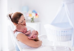 Πρώτη φορά γονείς: Όλες οι απαραίτητες προμήθειες για το νεογέννητο