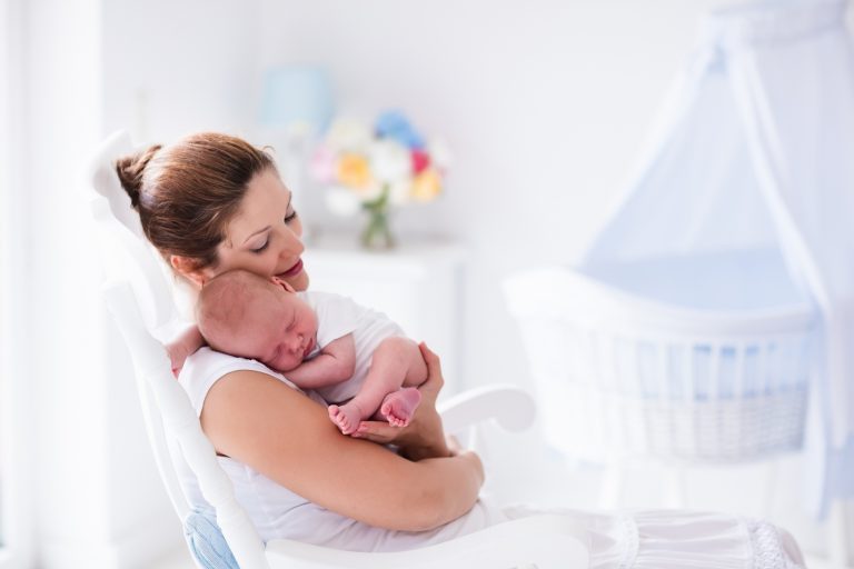 Πρώτη φορά γονείς: Όλες οι απαραίτητες προμήθειες για το νεογέννητο