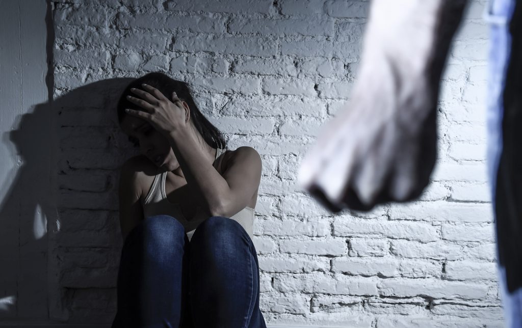 Έμφυλη βία στην Πάτρα: Στο εδώλιο ο 36χρονος που ξυλοκόπησε τη σύντροφό του – «Ένιωθα εγκλωβισμένη»