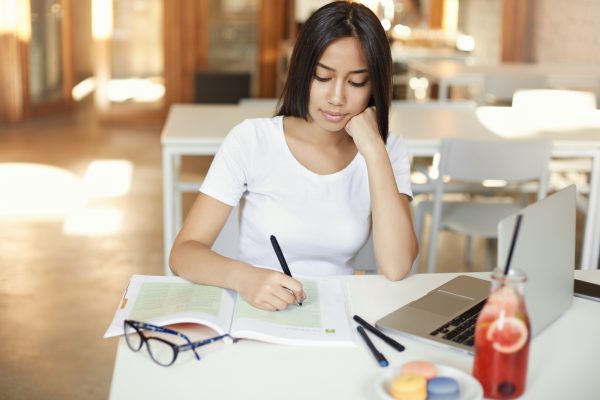 Πανελλαδικές εξετάσεις: Πόσο ρόλο παίζει το σωστό σχολικό βοήθημα;