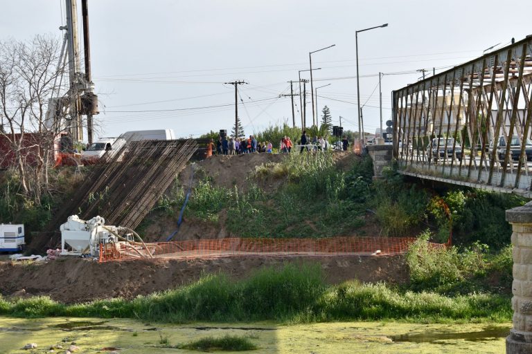 Μπήκαν τα θεμέλια της νέας γέφυρας στη Λακωνία