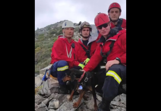 Πυροσβέστες έσωσαν σκυλάκι που κινδύνευε σε γκρεμό – «Μας αποζημίωσε με αγκαλιές»!