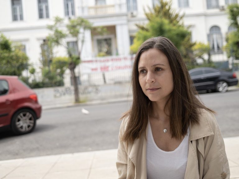 Δήμητρα Σταματέλου: Τα ‘χει φάει τα ψωμιά του αυτό το σύστημα, πέφτει διαρκώς σε αντιφάσεις