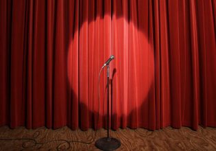 Πολύ δύσκολες ώρες για πασίγνωστο Έλληνα κωμικό