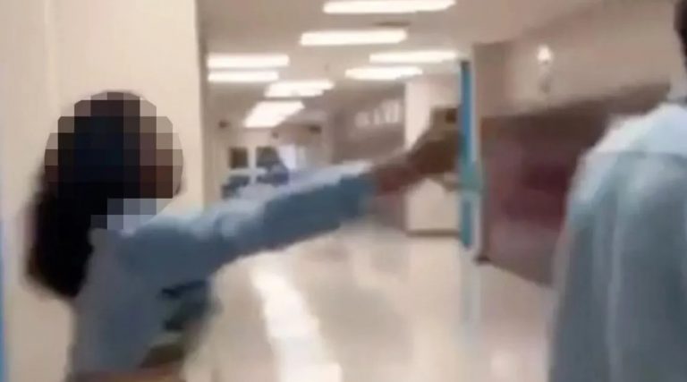 Μαθήτρια στις ΗΠΑ: Ψέκασε με σπρέι πιπεριού τον καθηγητή της επειδή της πήρε το κινητό