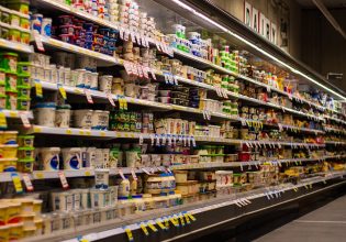 Βρετανία: Πλαφόν στις τιμές βασικών τροφίμων εξετάζει η κυβέρνηση