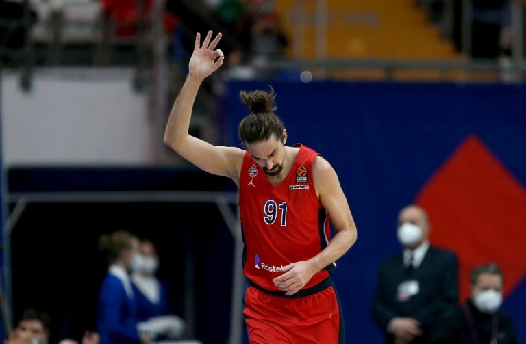 Σοκ για Σβεντ: Δέχτηκε επίθεση από χούλιγκαν έξω από εστιατόριο!