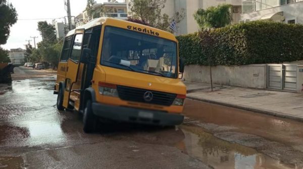 Πανικός στο Πόρτο Ράφτη: Σχολικό λεωφορείο έπεσε σε λακκούβα