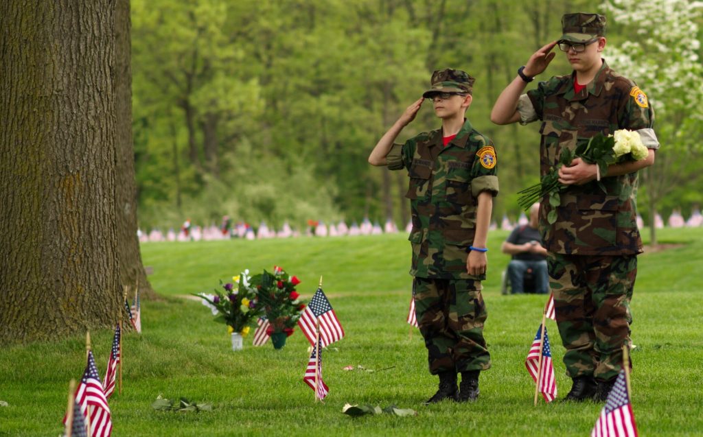 ΗΠΑ: Ζητούνται εθελοντές για να διακοσμήσουν… τάφους