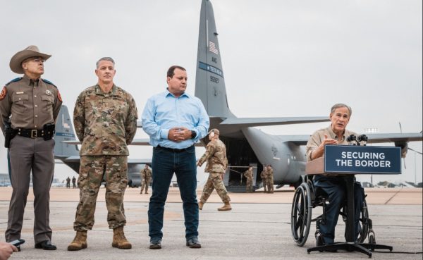 Τέξας: Ο ρεπουμπλικάνος κυβερνήτης αναπτύσσει την Εθνοφρουρά για να αναχαιτίσει τους μετανάστες