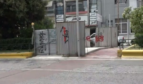 Αυτοψία MEGA: Διασταυρώσεις – καρμανιόλα κατά μήκος της λεωφόρου Θησέως στην Καλλιθέα