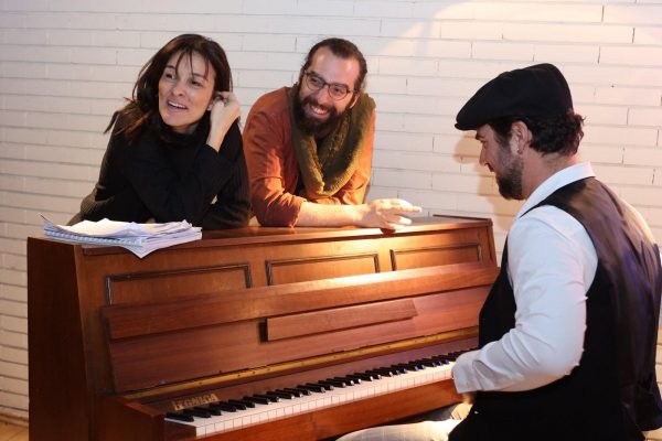 «Φουαγιέ»: Μια θεατρική παράσταση που θα σας καθηλώσει