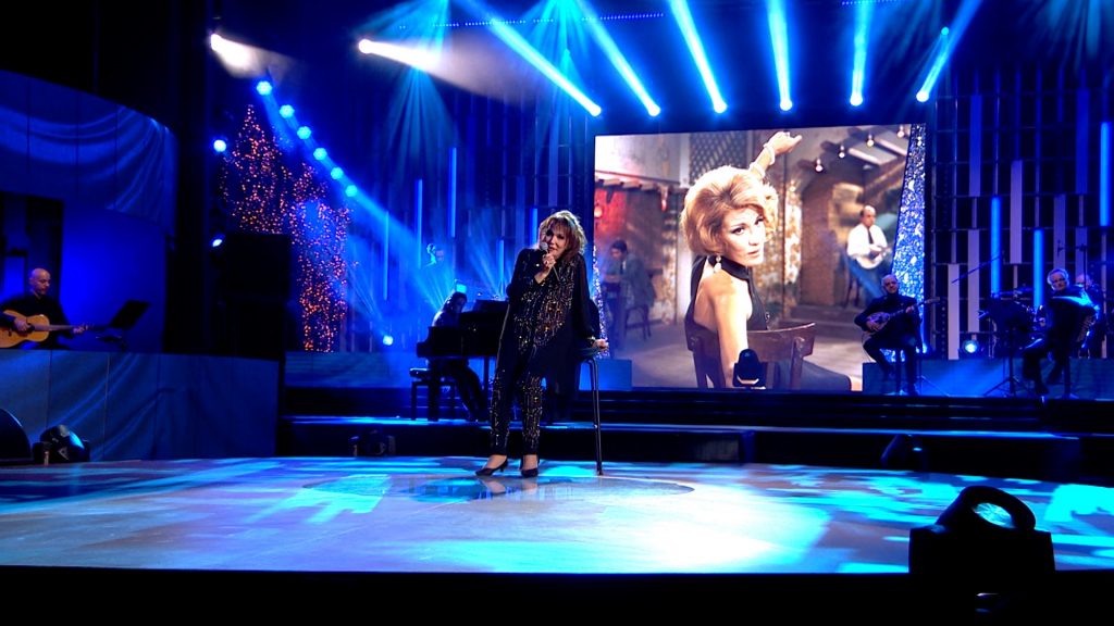 «Σπίτι με το MEGA»: Η Μαίρη Χρονοπούλου τραγουδά Μίκη Θεοδωράκη και δακρύζει