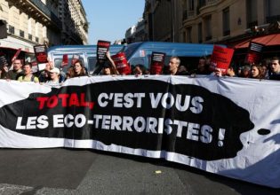 Γαλλία: Ένταση στη γενική συνέλευση της TotalEnergies – Αστυνομία κατά διαδηλωτών για το κλίμα