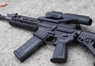 Όπλα στις ΗΠΑ: Ομοσπονδιακός δικαστής ακύρωσε νόμο που απαγόρευε την πώληση πυροβόλων σε ενήλικες κάτω των 21 ετών
