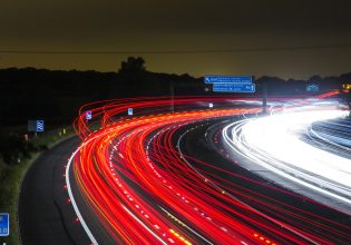 Ευρωπαϊκή πόλη απαγορεύει την κυκλοφορία αυτοκινήτων τα βράδια προς αποφυγή δημόσιων αναταραχών