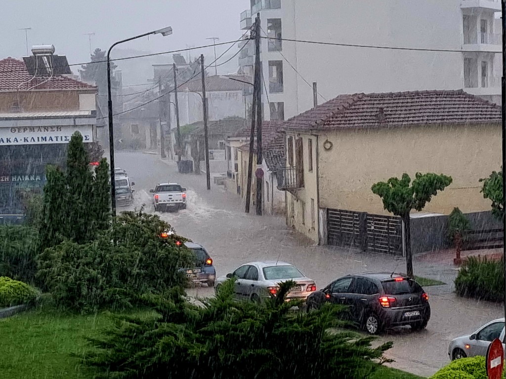 Πλημμύρες στα Τρίκαλα: 140 κλήσεις στην Πυροσβεστική - Απεγκλωβίστηκαν 13 άτομα