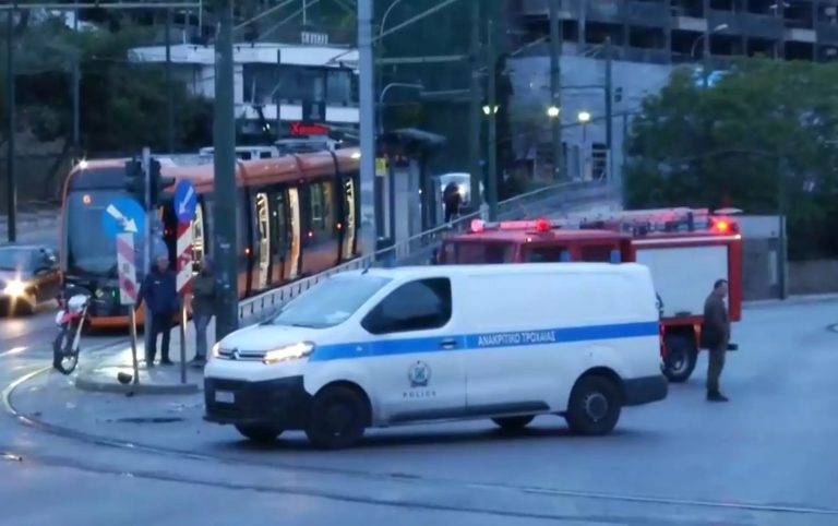 Τροχαίο στο Καλλιμάρμαρο: Σύγκρουση λεωφορείου με μηχανή