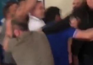 Εκλογές Τουρκία: Μεγάλη ένταση – Άγριο ξύλο και επίθεση ακόμα και με καυτό νερό