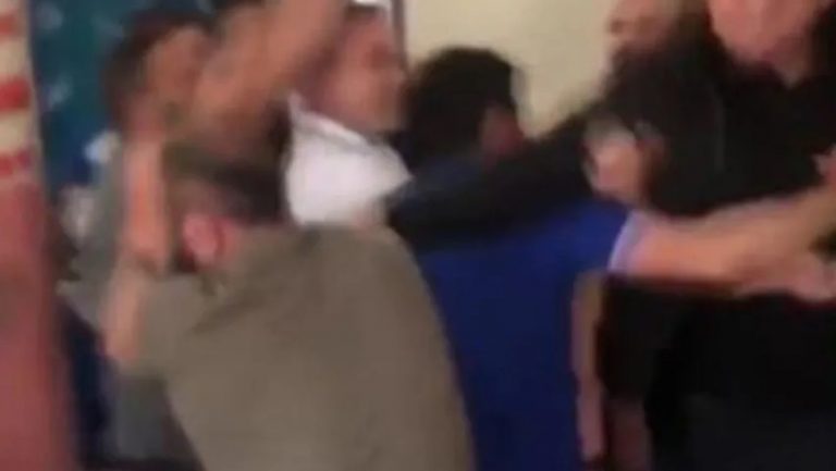 Εκλογές Τουρκία: Μεγάλη ένταση – Άγριο ξύλο και επίθεση ακόμα και με καυτό νερό