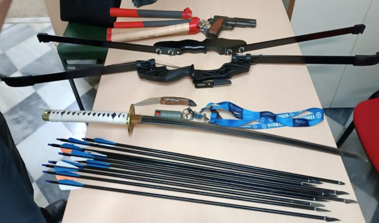 «Σαμουράι» στην Κοζάνη: 49χρονος επιτέθηκε με ξίφη και βέλη σε αστυνομικούς – Συνελήφθη για απόπειρα ανθρωποκτονίας