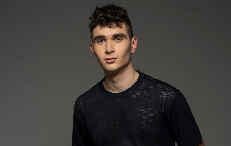 Eurovision: To «Ευχαριστώ Ελλαδάρα μου» του Victor Vernicos από το Λίβερπουλ