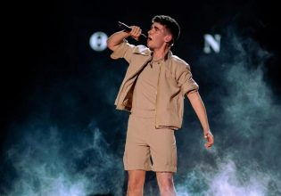 Eurovision 2023: Η στιγμή που η ελληνική αποστολή «φυγαδεύει» τον Victor Vernicos