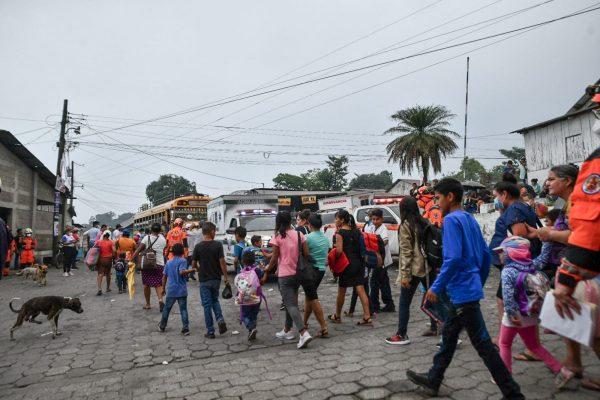 Πανικός στη Γουατεμάλα από το ηφαίστειο Φουέγο – Εκατοντάδες κάτοικοι απομακρύνονται