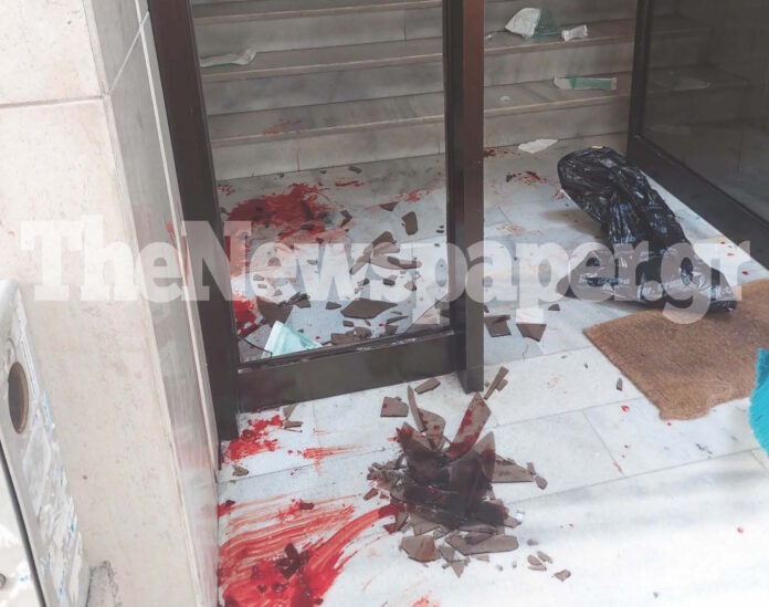 Μεθυσμένος οδηγός στο Βόλο: Τρακάρει με δύο αυτοκίνητα και πέρασε μέσα από τζαμαρία