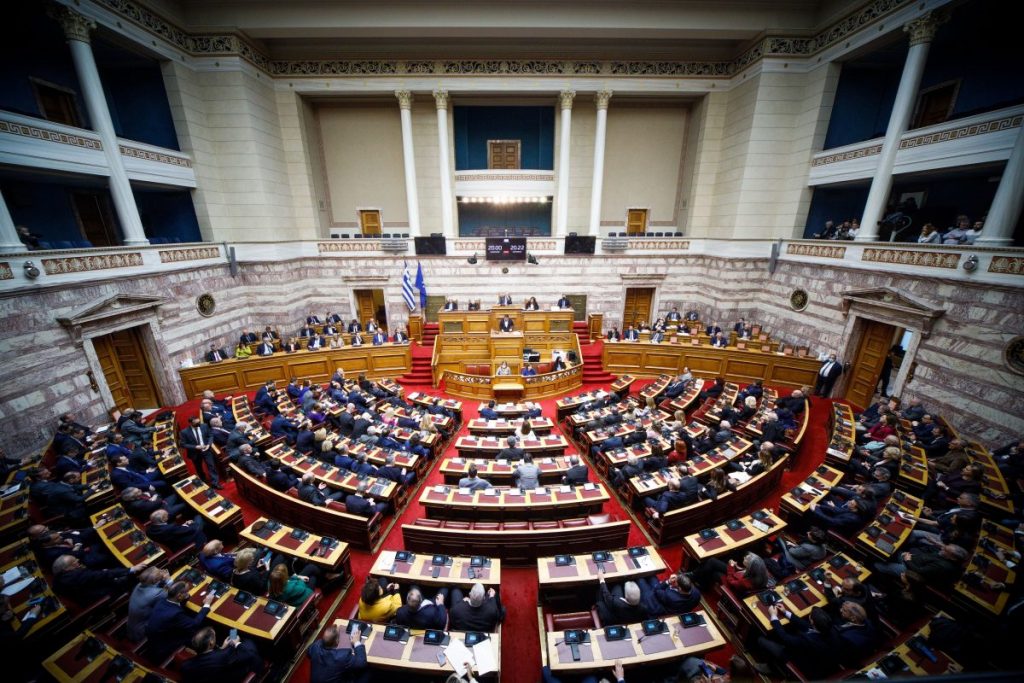 Νέα Βουλή: 104 πρωτάρηδες, 75 γυναίκες και 13 επιστροφές – Ο όρκος που θα δώσουν