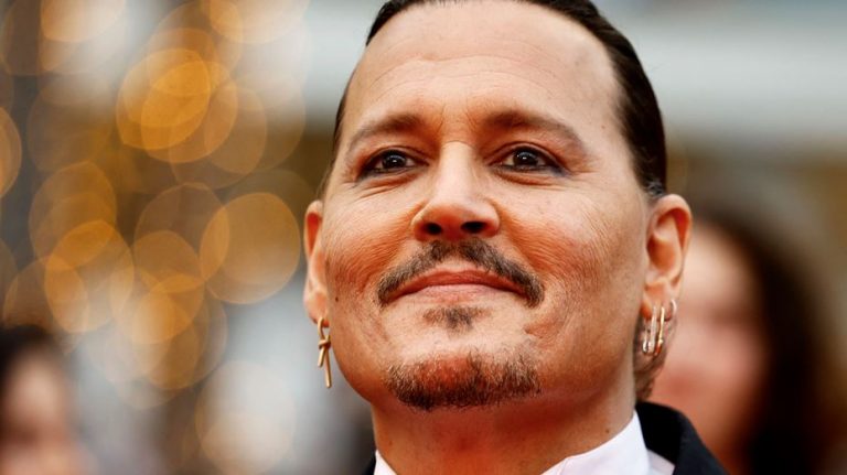 Κάννες: Υποδοχή του Τζόνι Ντεπ με πλακάτ και ένα δακρύβρεχτο επτάλεπτο χειροκρότημα