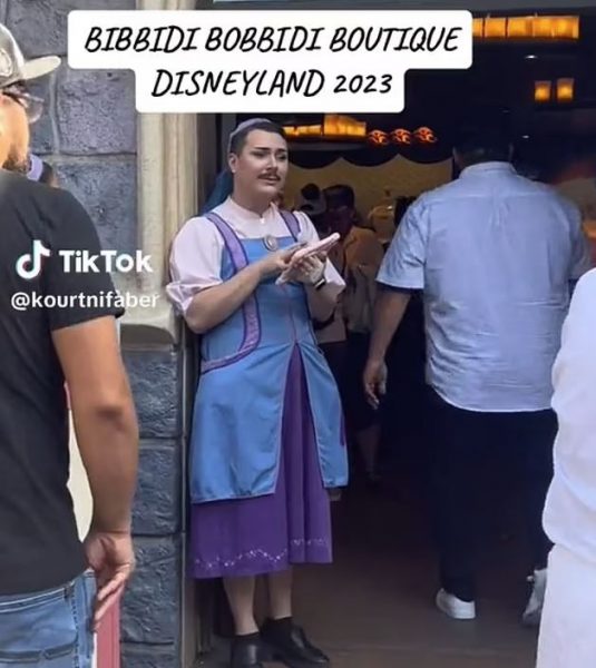 Άνδρας υπάλληλος της Disneyland ντυμένος ως «μαθητευόμενος της Νεράιδας» προκάλεσε αντιδράσεις
