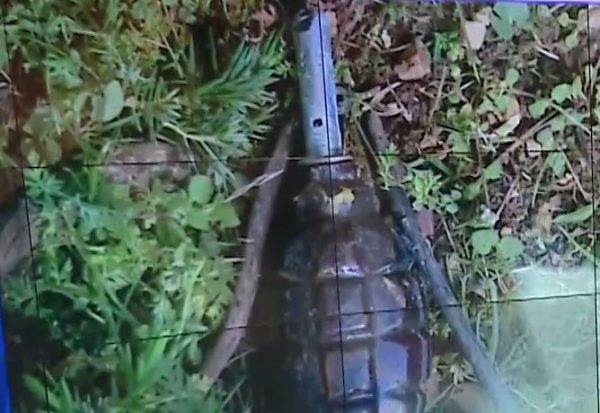 Αυτή είναι η χειροβομβίδα που έριξαν στη Γλυφάδα – Τι εξετάζει η ΕΛΑΣ