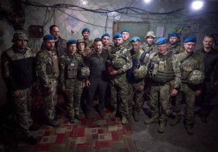 Πόλεμος στην Ουκρανία: Ο Ζελένσκι επισκέφθηκε την πρώτη γραμμή του μετώπου