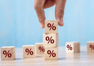 Επιτόκια: Μόνο το 6% των αυξήσεων από την ΕΚΤ περνά στους καταθέτες