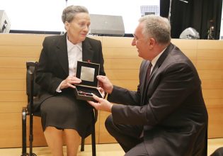 Μητέρα Σύμβολο: Μεγάλωσε 440 κορίτσια και τιμήθηκε όπως της αρμόζει