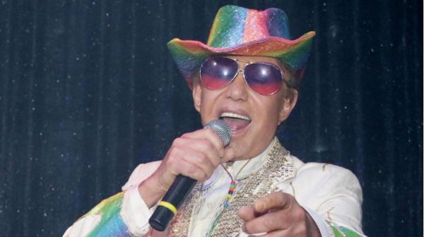 Γιάννης Φλωρινιώτης: «Πειράζει που είμαι μεγάλη φίρμα;» – Οι μεγαλύτερες επιτυχίες του εκκεντρικού τραγουδιστή