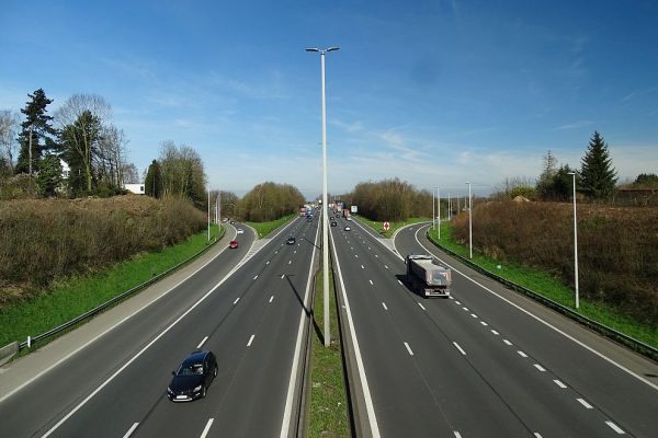 Ο κανόνας της αριστερής λωρίδας που αγνοείς και το τσουχτερό πρόστιμο με το οποίο κινδυνεύεις