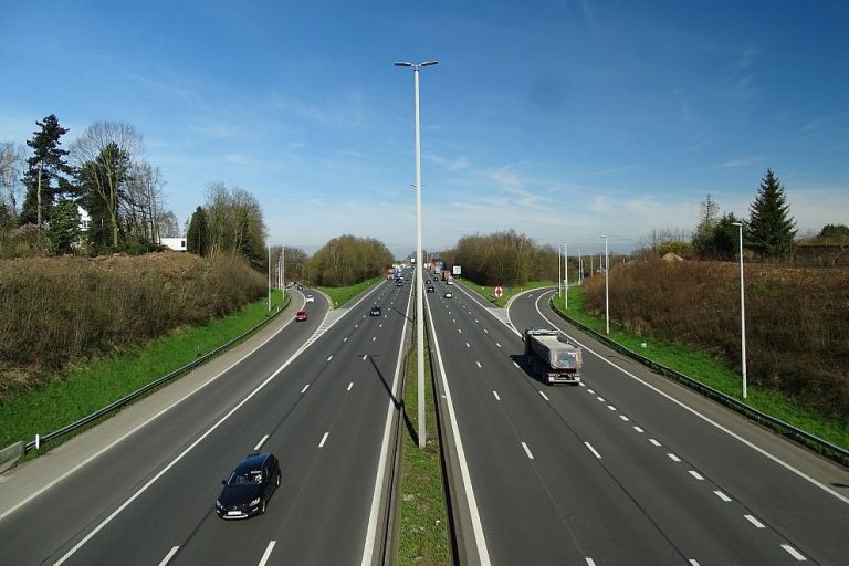 Ο κανόνας της αριστερής λωρίδας που αγνοείς και το τσουχτερό πρόστιμο με το οποίο κινδυνεύεις